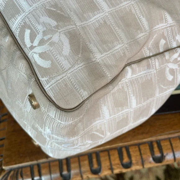 Beautiful Chanel nylon and leather tote bag - Picture 6 of 11